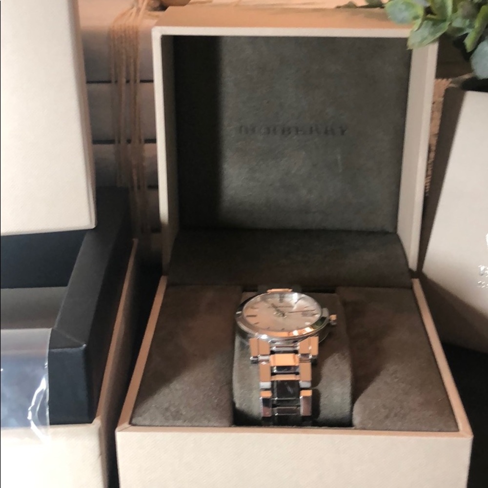 Authentic Burberry Watch - Full Packaging - image 3